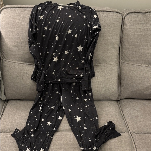 Women's size medium black pajama pants and shirt with stars - Picture 7 of 7